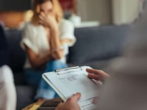 Imagem mostrando uma mulher com sofrimento emocional passando por um processo de terapia